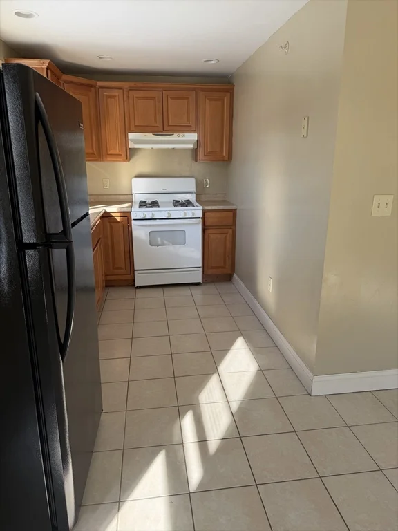 3 bed, 1 bath apartment for rent at 52 Floral St Unit 2, Taunton — photo 7 of 20