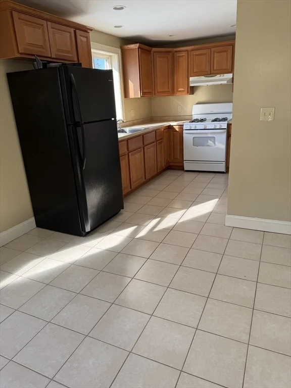 3 bed, 1 bath apartment for rent at 52 Floral St Unit 2, Taunton — photo 4 of 20