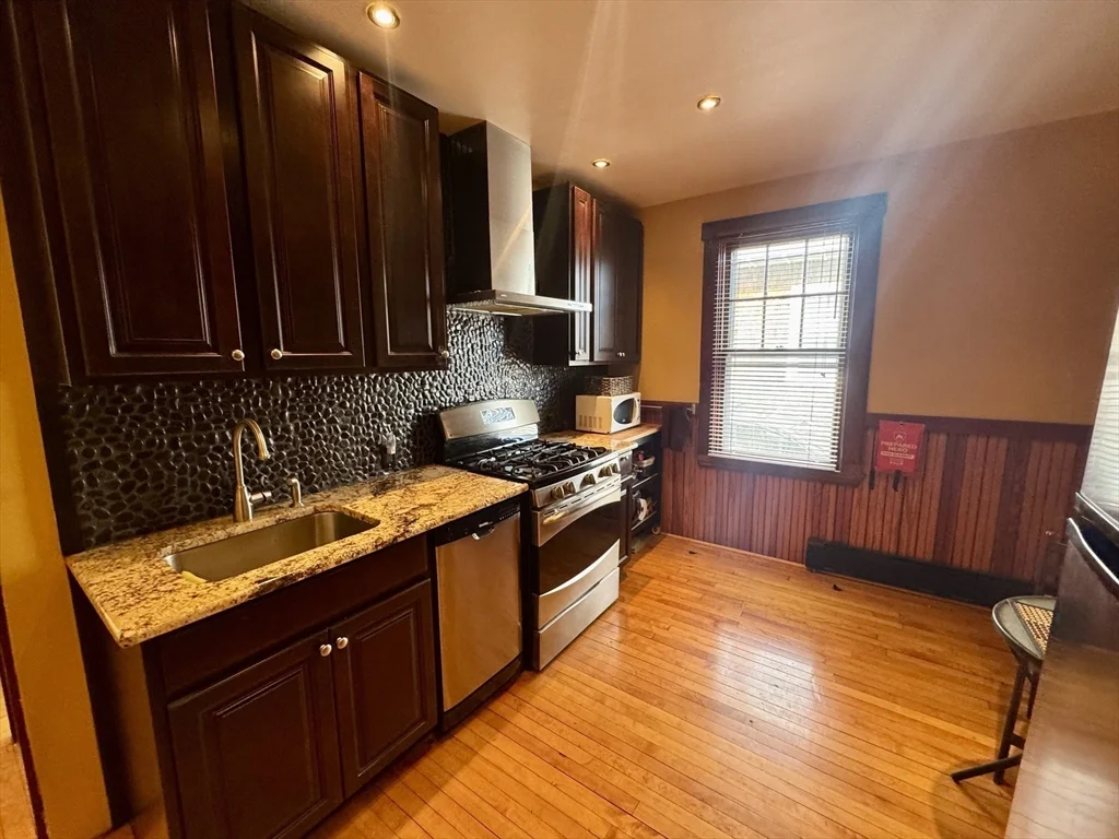 2 bed, 1 bath apartment for rent at 52 Hussey St, West — photo 14 of 36