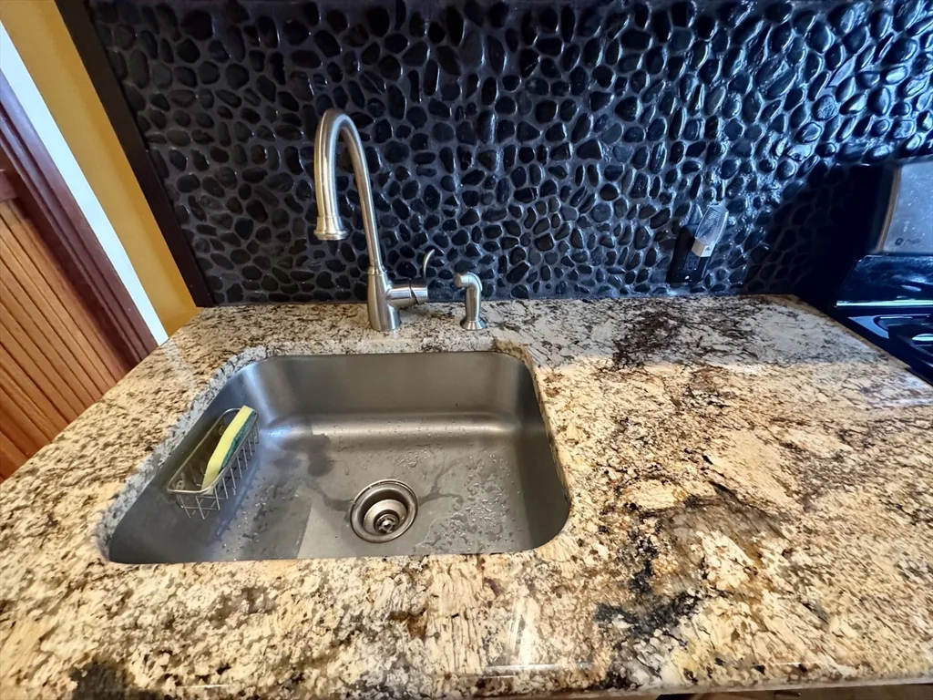 2 bed, 1 bath apartment for rent at 52 Hussey St, West — photo 13 of 36