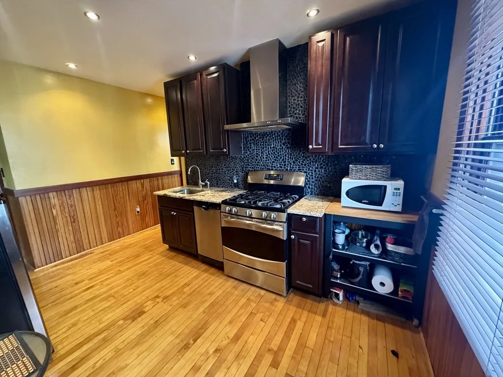 2 bed, 1 bath apartment for rent at 52 Hussey St, West — photo 12 of 36
