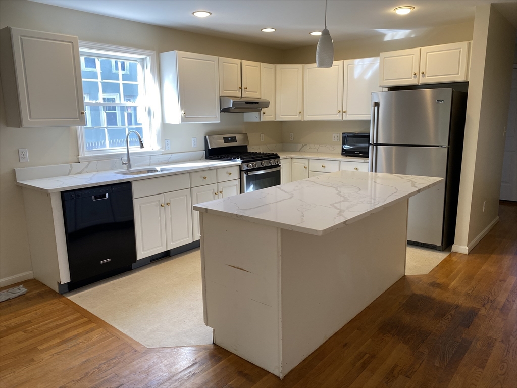 3 bed, 2 bath apartment for rent at 52 Kenneth St Unit 52, Newton — photo 4 of 11