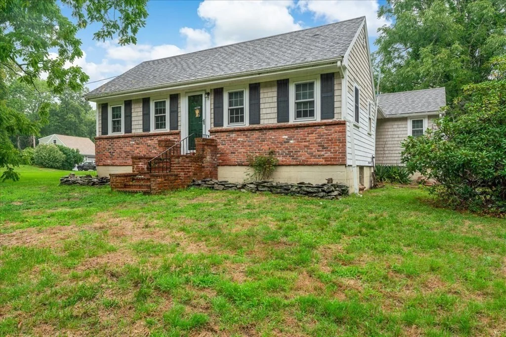 3 bed, 1 bath apartment for rent at 52 Mill Ln Unit 0, Cohasset