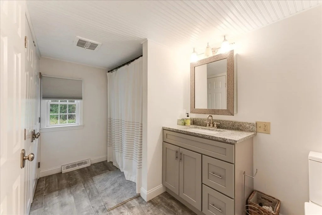 3 bed, 1 bath apartment for rent at 52 Mill Ln Unit 0, Cohasset — photo 7 of 17