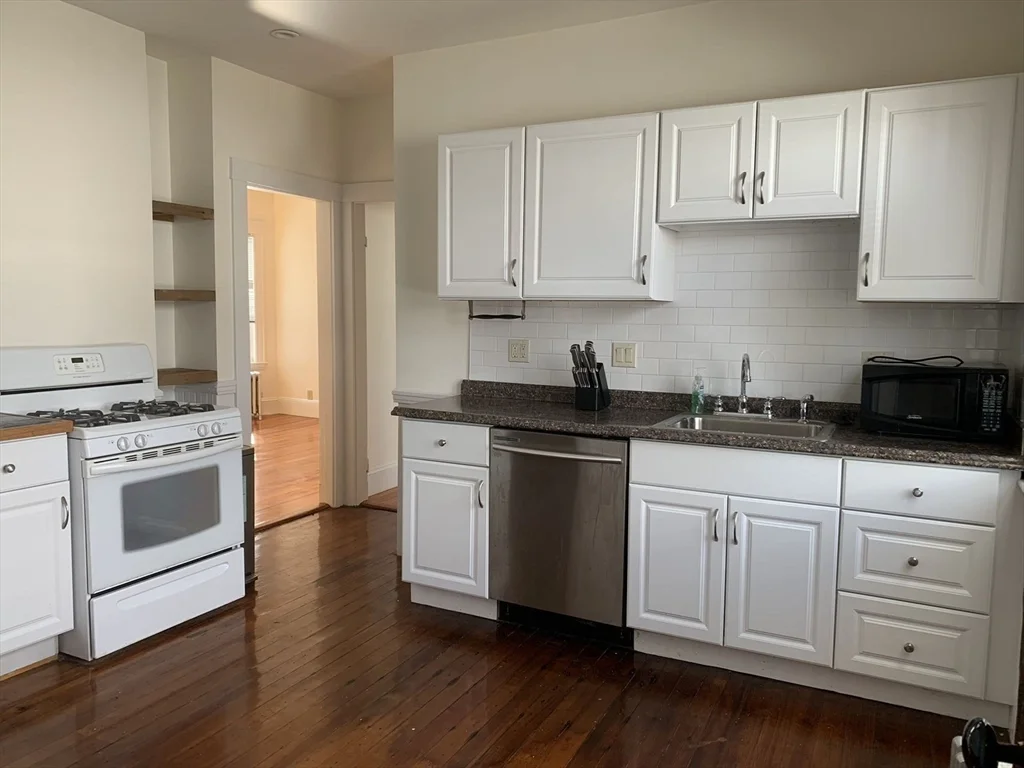 3 bed, 1 bath apartment for rent at 52 Percival St Unit 3, Dorchester — photo 2 of 12