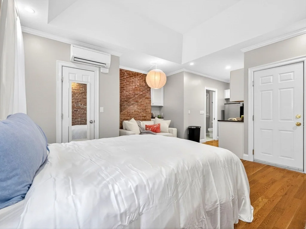 Studio bed, 1 bath apartment for rent at 52 Temple Unit 5, Boston Downtown — photo 4 of 18