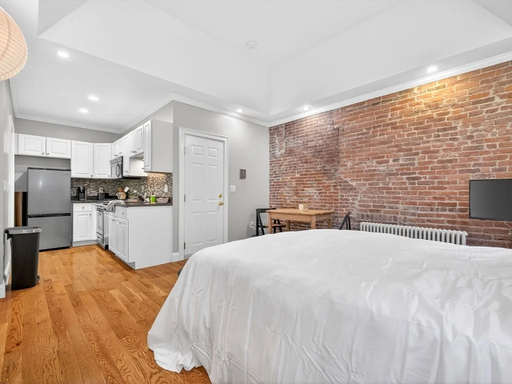 Studio bed, 1 bath apartment for rent at 52 Temple Unit 5, Boston Downtown — photo 6 of 18