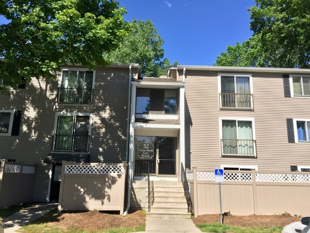 1 bed, 1 bath apartment for rent at 52 Village Brook Ln Unit 14, Natick — photo 1 of 16