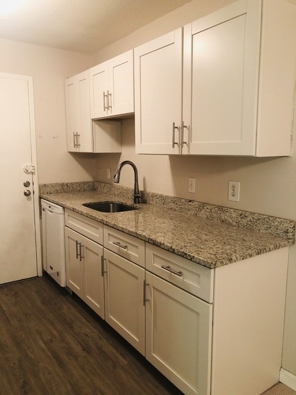 1 bed, 1 bath apartment for rent at 52 Village Brook Ln Unit 14, Natick — photo 2 of 16