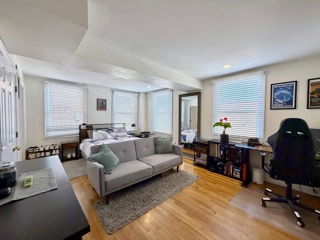 3 bed, 3 bath apartment for rent at 521 East 2nd St Unit 1, South Boston — photo 4 of 7