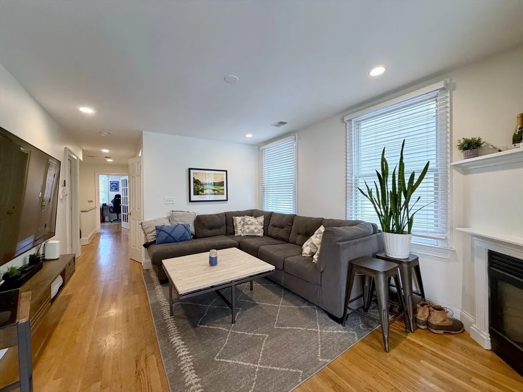 3 bed, 3 bath apartment for rent at 521 East 2nd St Unit 1, South Boston — photo 3 of 7