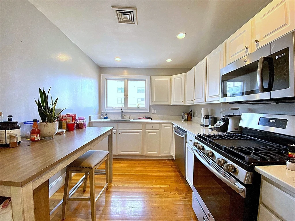 3 bed, 3 bath apartment for rent at 521 East 2nd St Unit 1, South Boston — photo 2 of 7