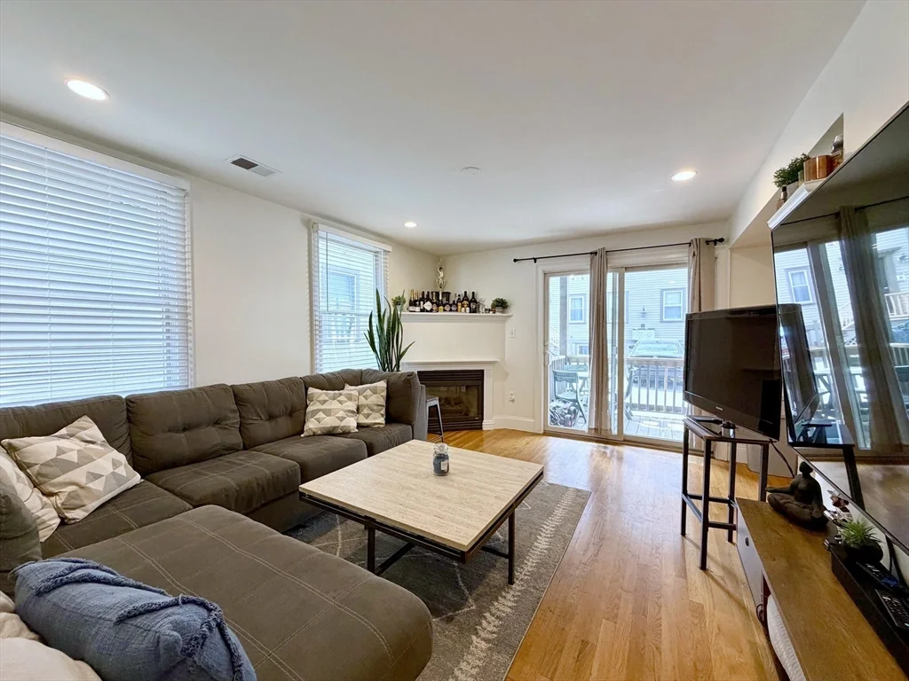 3 bed, 3 bath apartment for rent at 521 East 2nd St Unit 1, South Boston — photo 1 of 7