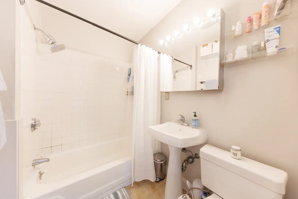 1 bed, 1 bath apartment for rent at 522 E 8 Unit 3, South Boston — photo 12 of 20