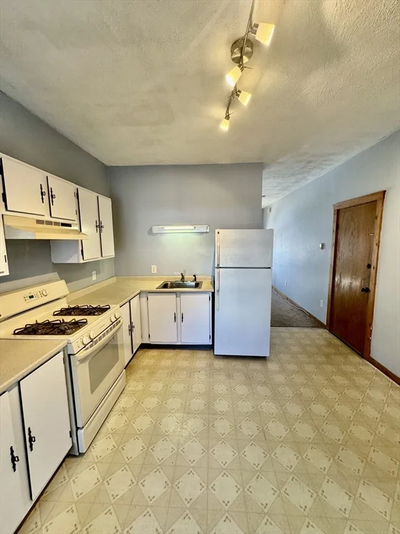 1 bed, 1 bath apartment for rent at 524 East 7th St Unit 1, South Boston — photo 4 of 22