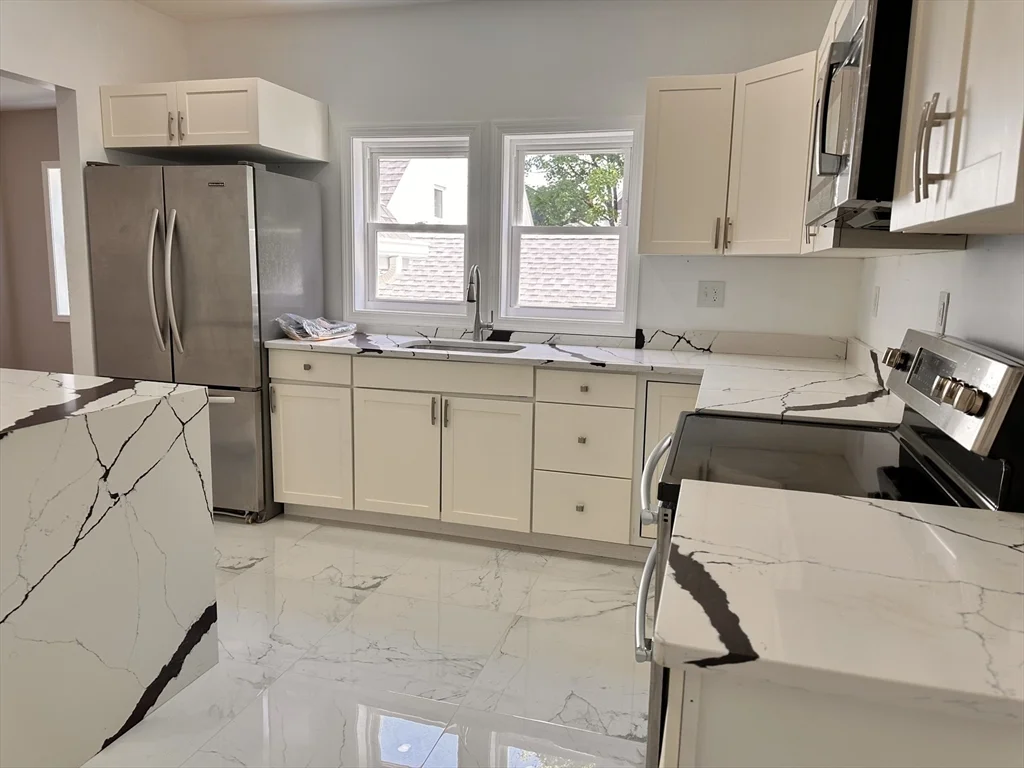 3 bed, 2 bath apartment for rent at 524 Howard St Unit 2, Lawrence — photo 2 of 28