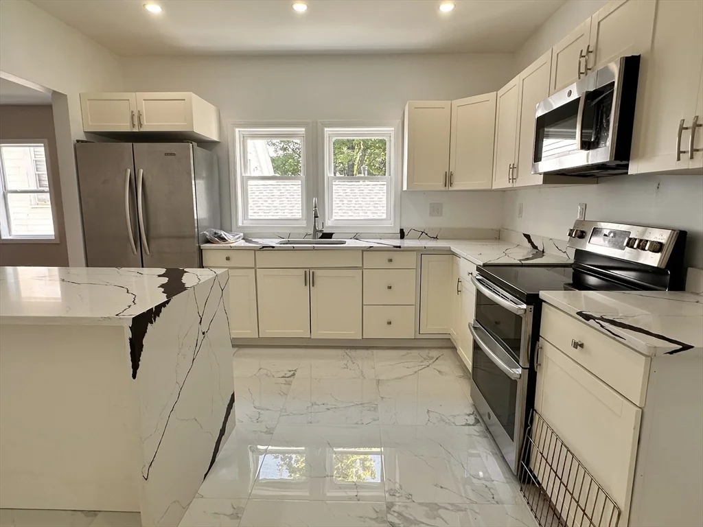 3 bed, 2 bath apartment for rent at 524 Howard St Unit 2, Lawrence — photo 3 of 28