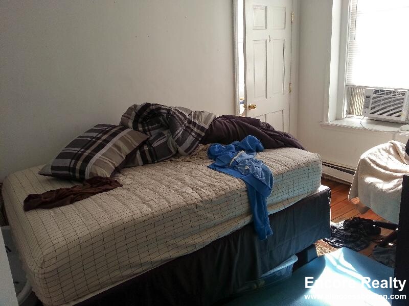 4 bed, 2 bath apartment for rent at 526 Harvard St Unit 3, North Brookline — photo 8 of 16