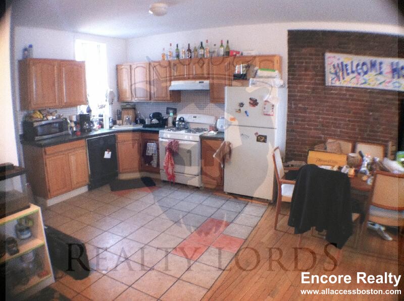 4 bed, 2 bath apartment for rent at 526 Harvard St Unit 3, North Brookline — photo 2 of 16