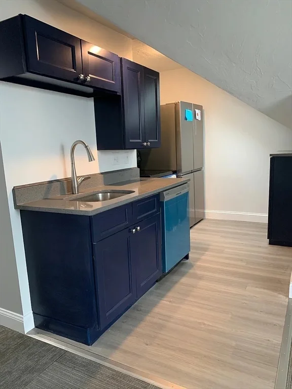3 bed, 1 bath apartment for rent at 527 Nantasket Ave Unit 5, Hull — photo 3 of 5