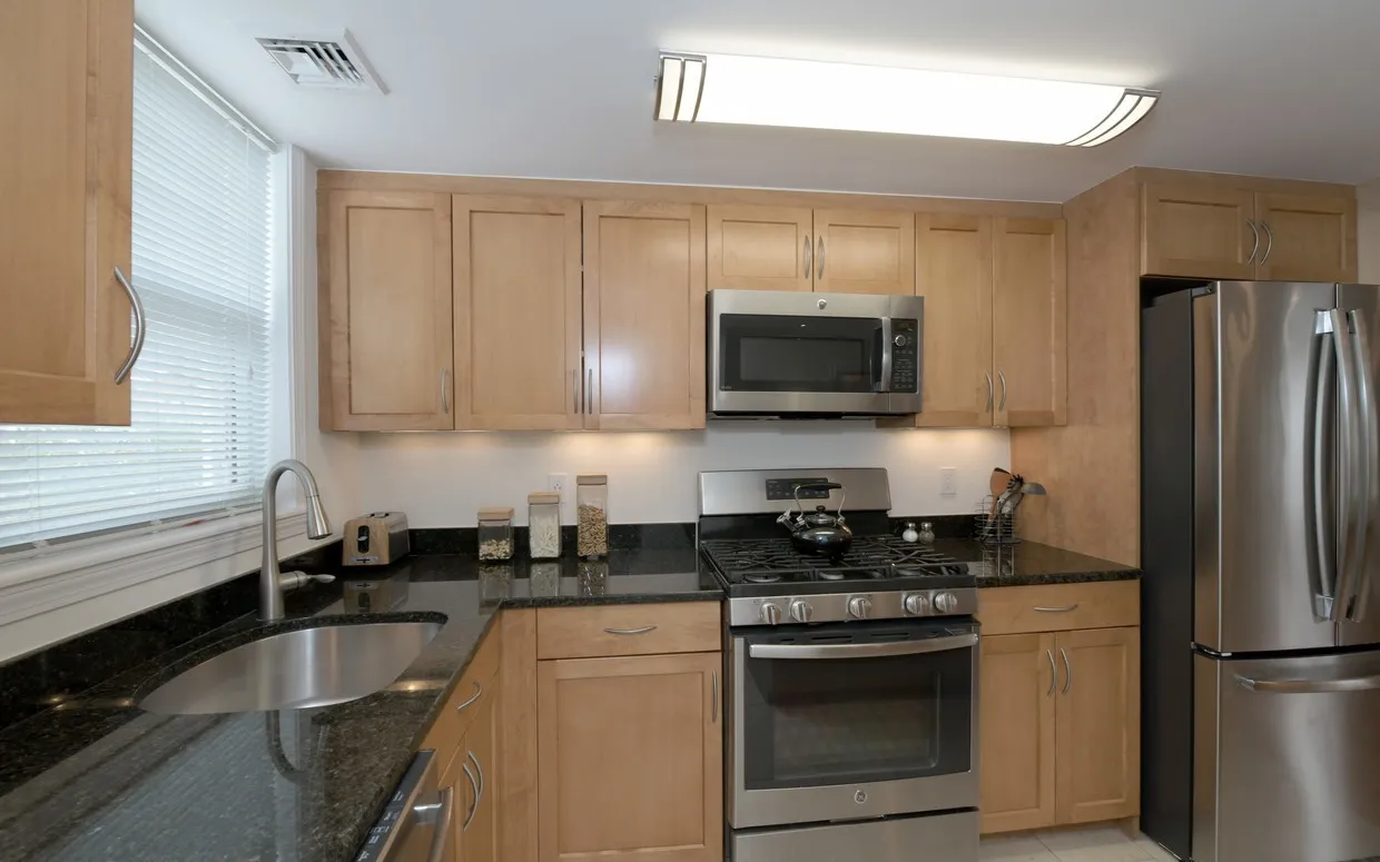 2 bed, 1 bath apartment for rent at 527 Vfw Pkwa Unit V527, Chestnut Hill — photo 2 of 8