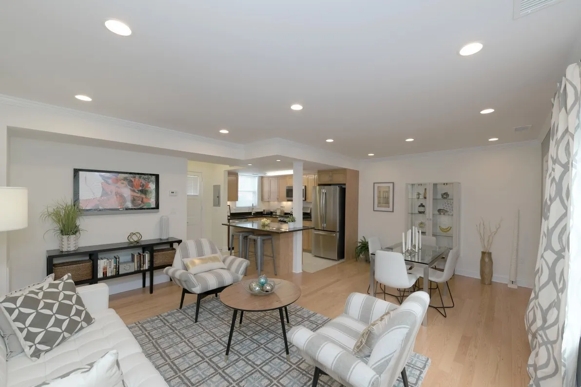 2 bed, 1 bath apartment for rent at 527 Vfw Pkwa Unit V527, Chestnut Hill — photo 5 of 8