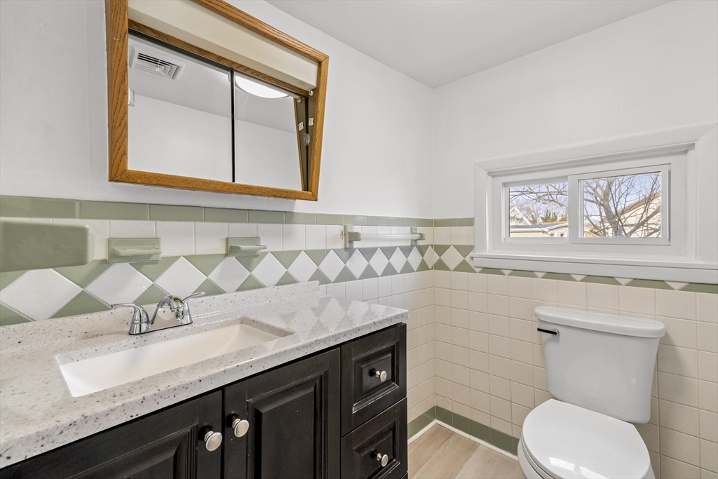 3 bed, 1 bath apartment for rent at 528 Eastern Ave Unit 2, Fall River — photo 6 of 13