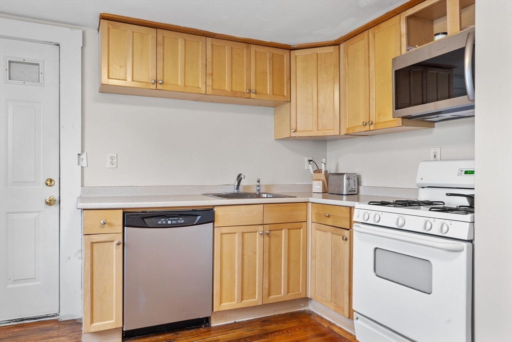 2 bed, 1 bath apartment for rent at 528 Medford Unit 3, Charlestown — photo 4 of 14