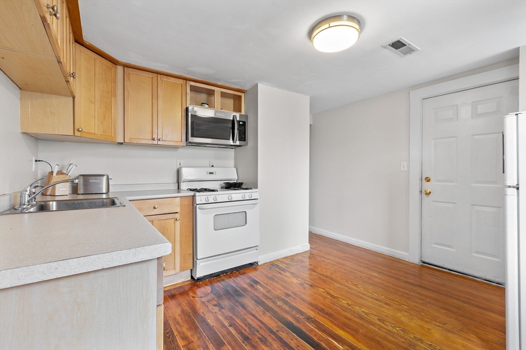 2 bed, 1 bath apartment for rent at 528 Medford Unit 3, Charlestown — photo 5 of 14