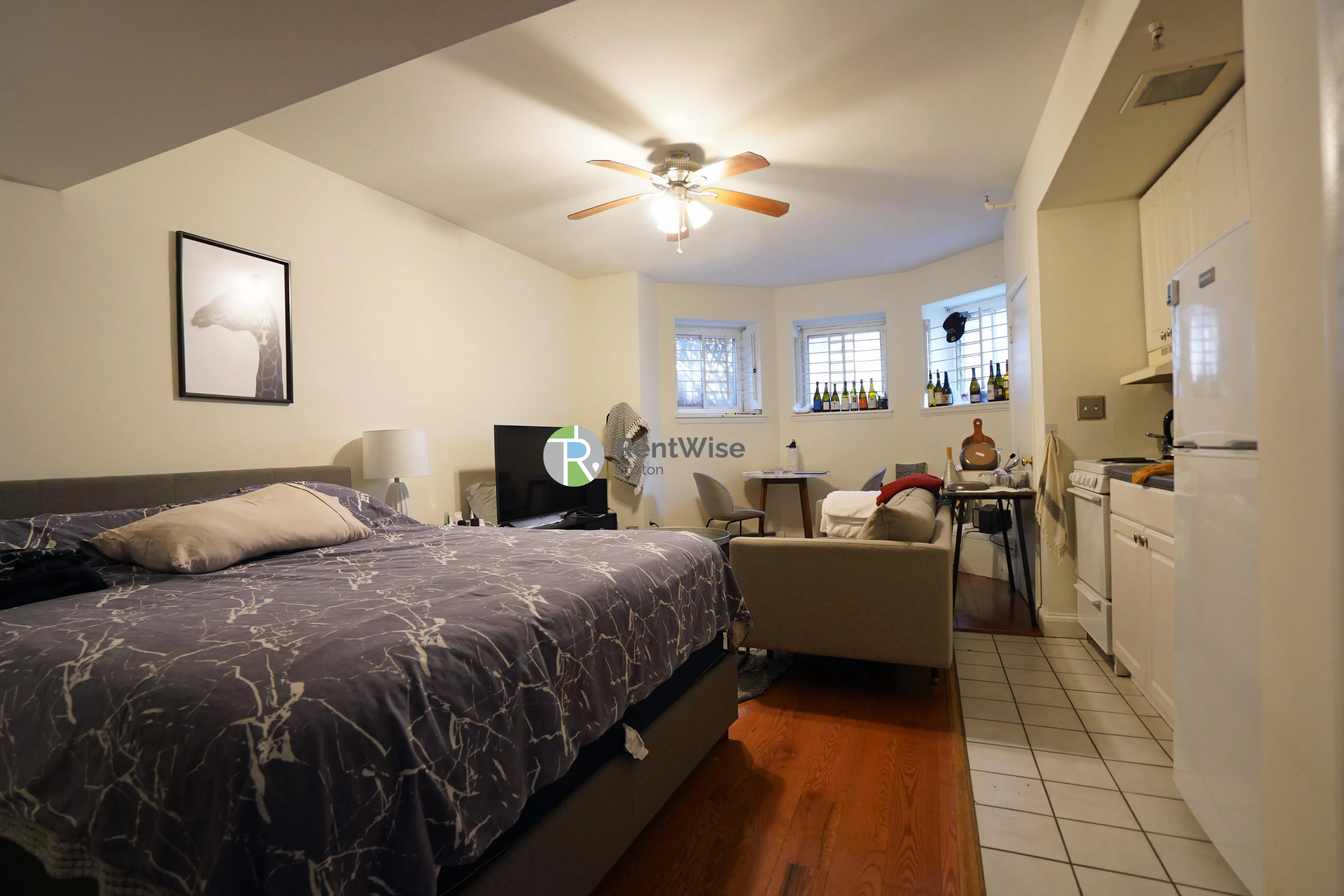 Studio bed, 1 bath apartment for rent at 529 Beacon St Unit 1, Back Bay — photo 3 of 11