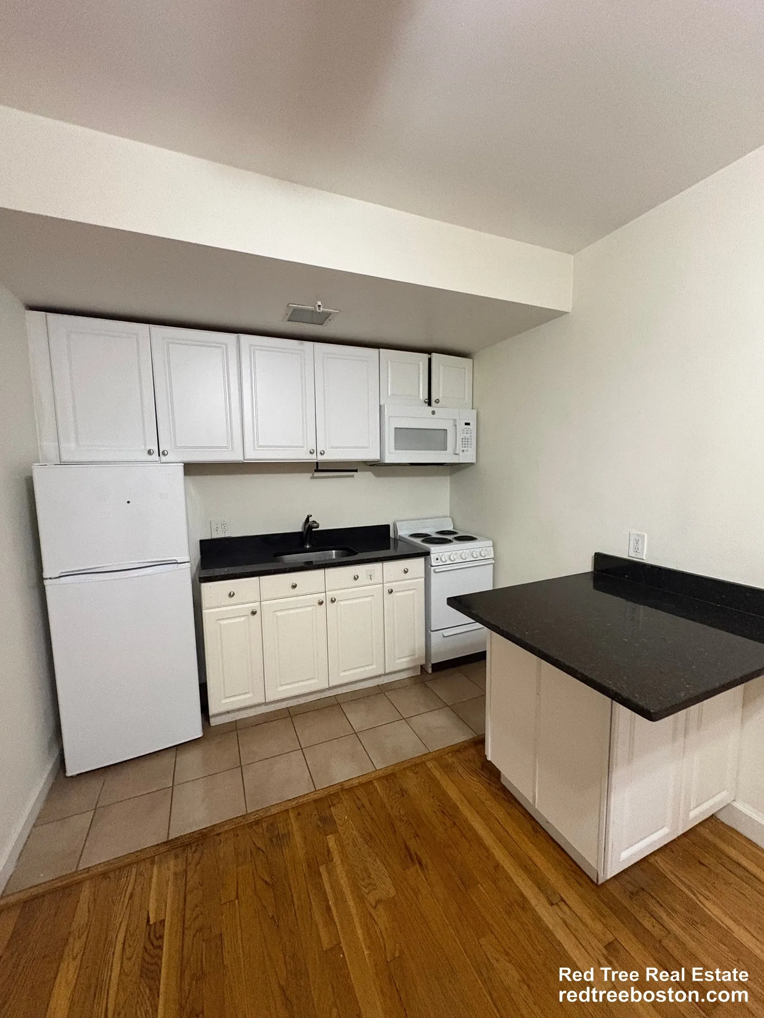 Studio bed, 1 bath apartment for rent at 529 Beacon St Unit 14, Back Bay — photo 3 of 5