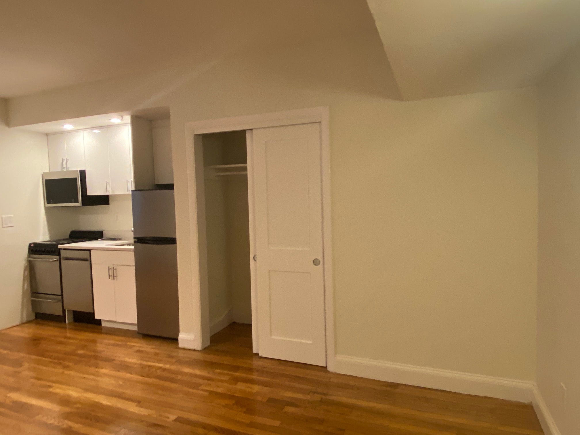 Studio bed, 1 bath apartment for rent at 529 Beacon St Unit 3, Back Bay — photo 2 of 10