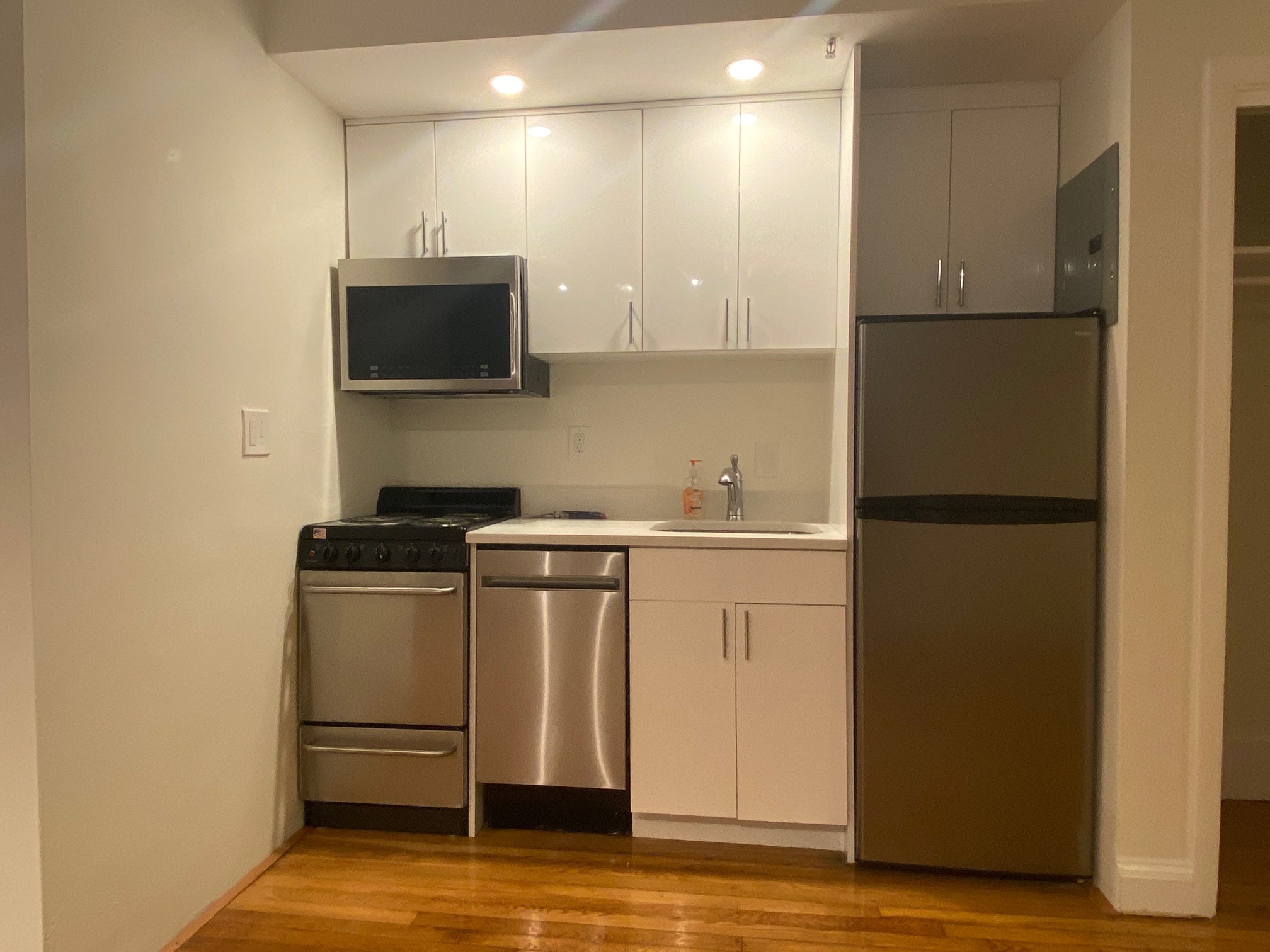 Studio bed, 1 bath apartment for rent at 529 Beacon St Unit 3, Back Bay — photo 3 of 10
