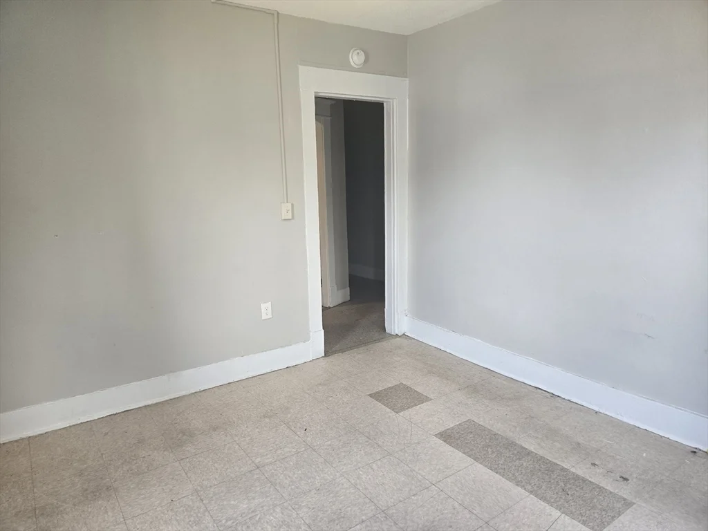 3 bed, 1 bath apartment for rent at 529 Union St Unit 1L, Springfield — photo 2 of 12