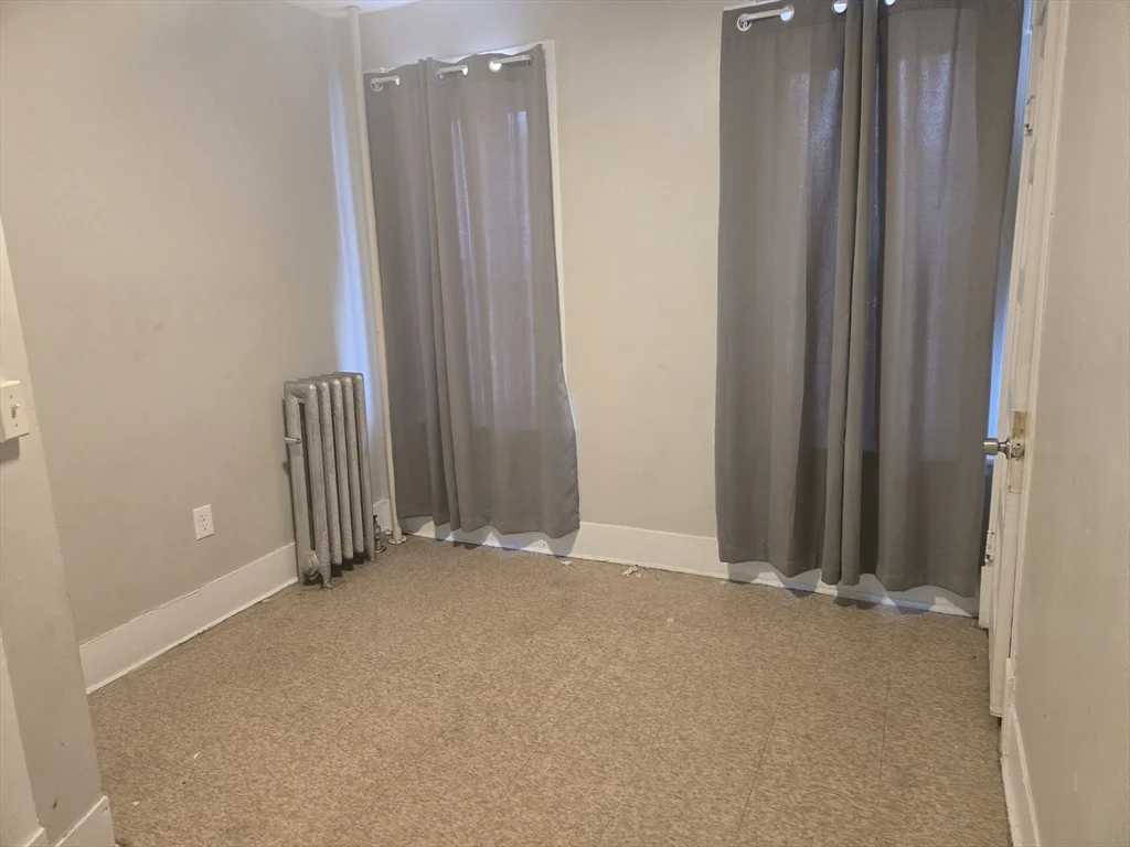 3 bed, 1 bath apartment for rent at 529 Union St Unit 1L, Springfield — photo 3 of 12