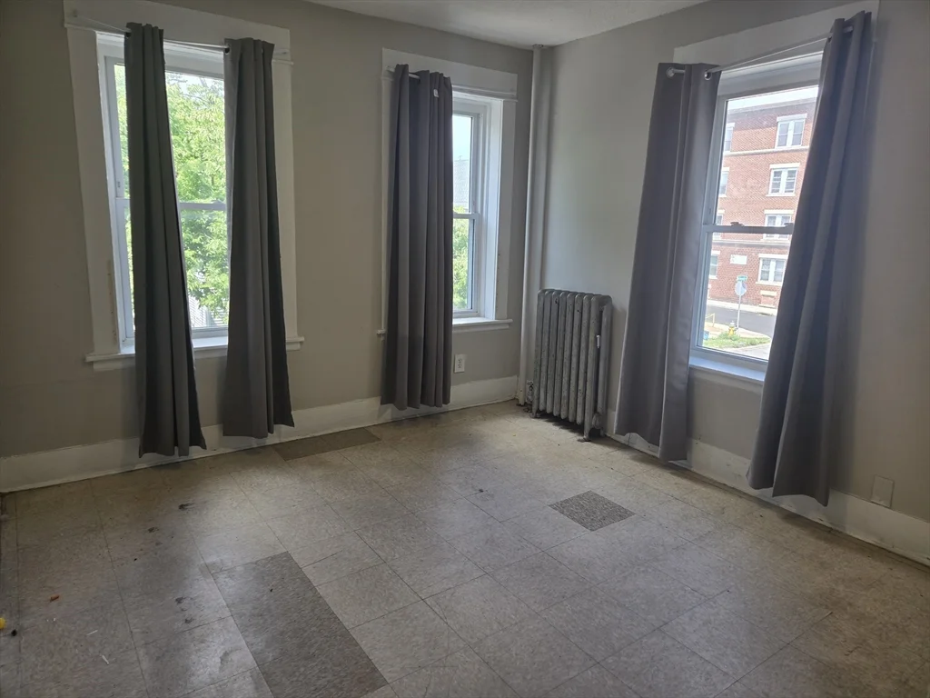 3 bed, 1 bath apartment for rent at 529 Union St Unit 1L, Springfield