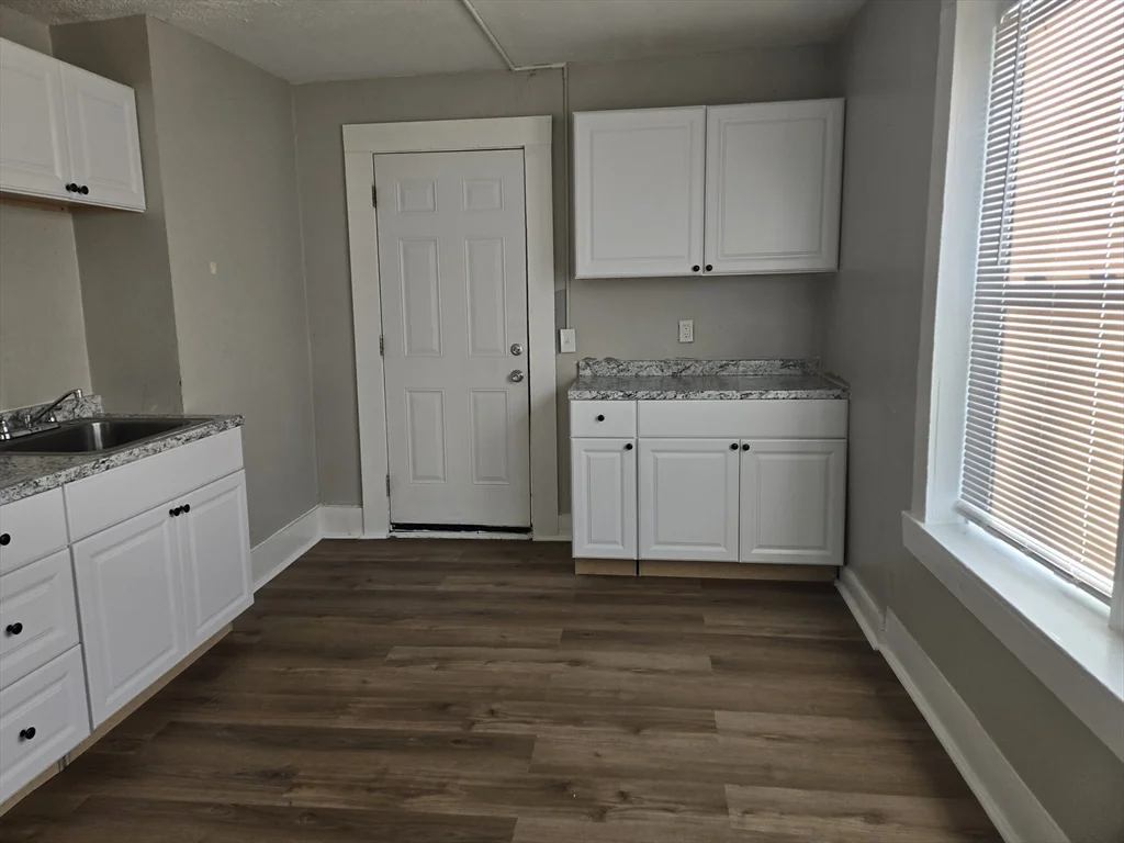 3 bed, 1 bath apartment for rent at 529 Union St Unit 1r, Hill McKnight — photo 2 of 13