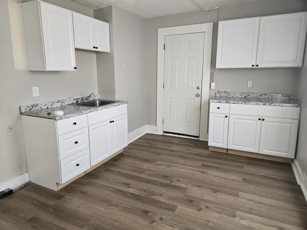 3 bed, 1 bath apartment for rent at 529 Union St Unit 1r, Hill McKnight — photo 1 of 13
