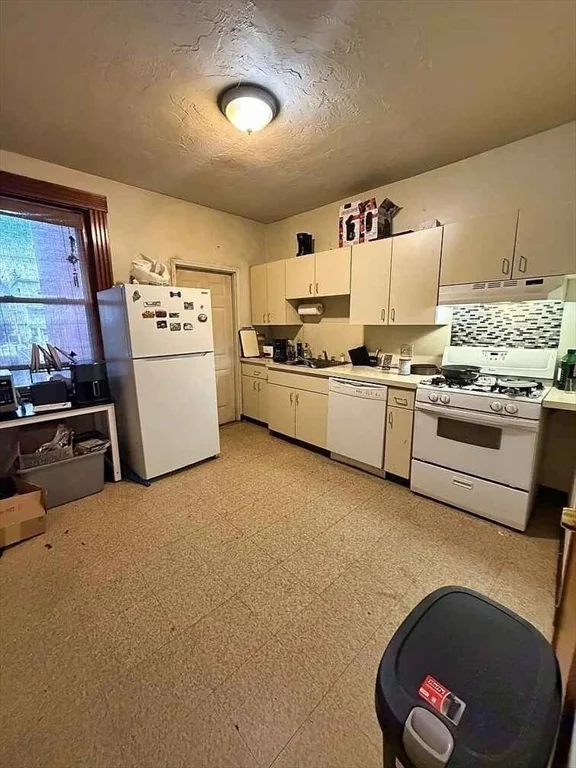 3 bed, 1 bath apartment for rent at 53 Brackett St Unit 2, Brighton — photo 9 of 10