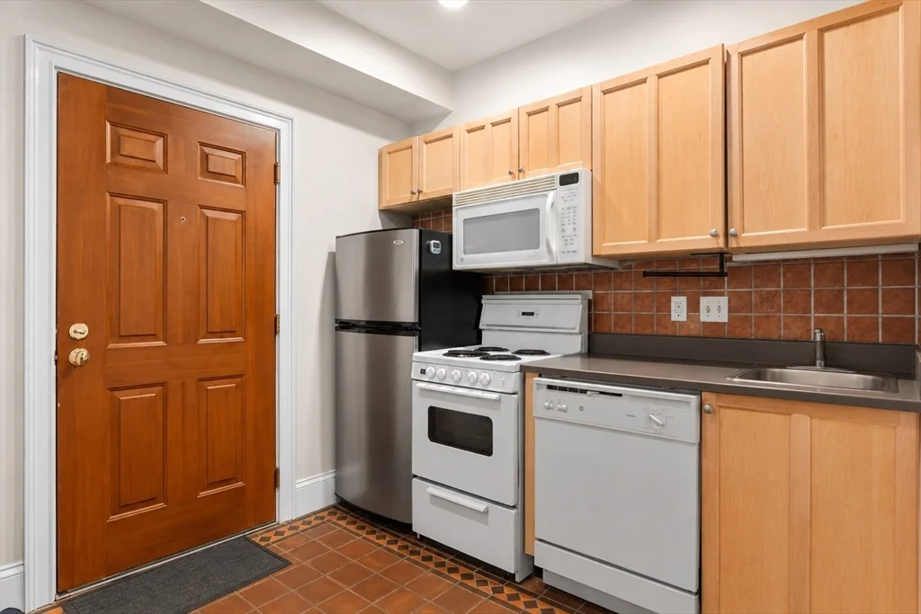 Studio bed, 1 bath apartment for rent at 53 Hancock St Unit 1, Beacon Hill — photo 2 of 6