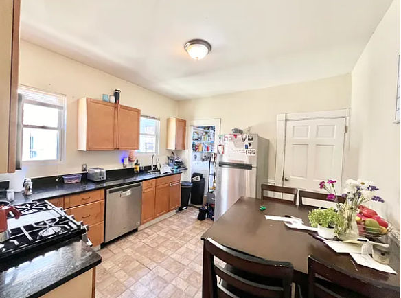 4 bed, 1 bath apartment for rent at 53 Hillside St Unit 3, Mission Hill — photo 4 of 10