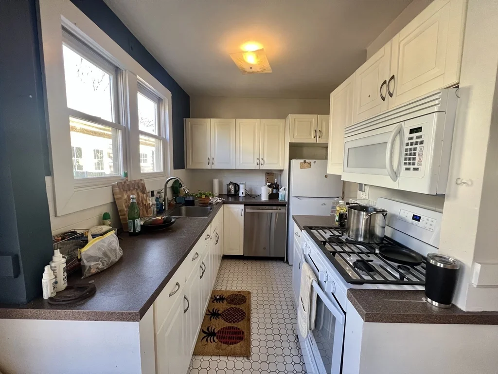 3 bed, 1 bath apartment for rent at 53 Lee St Unit 2, Cambridge — photo 2 of 14