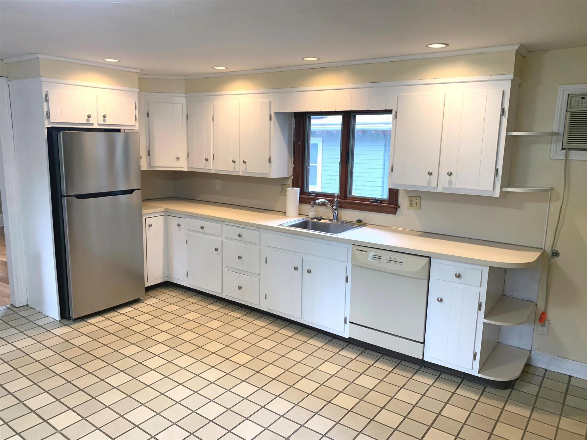 4.5 bed, 2 bath apartment for rent at 53 Oakland St Unit 2, Medford — photo 2 of 11