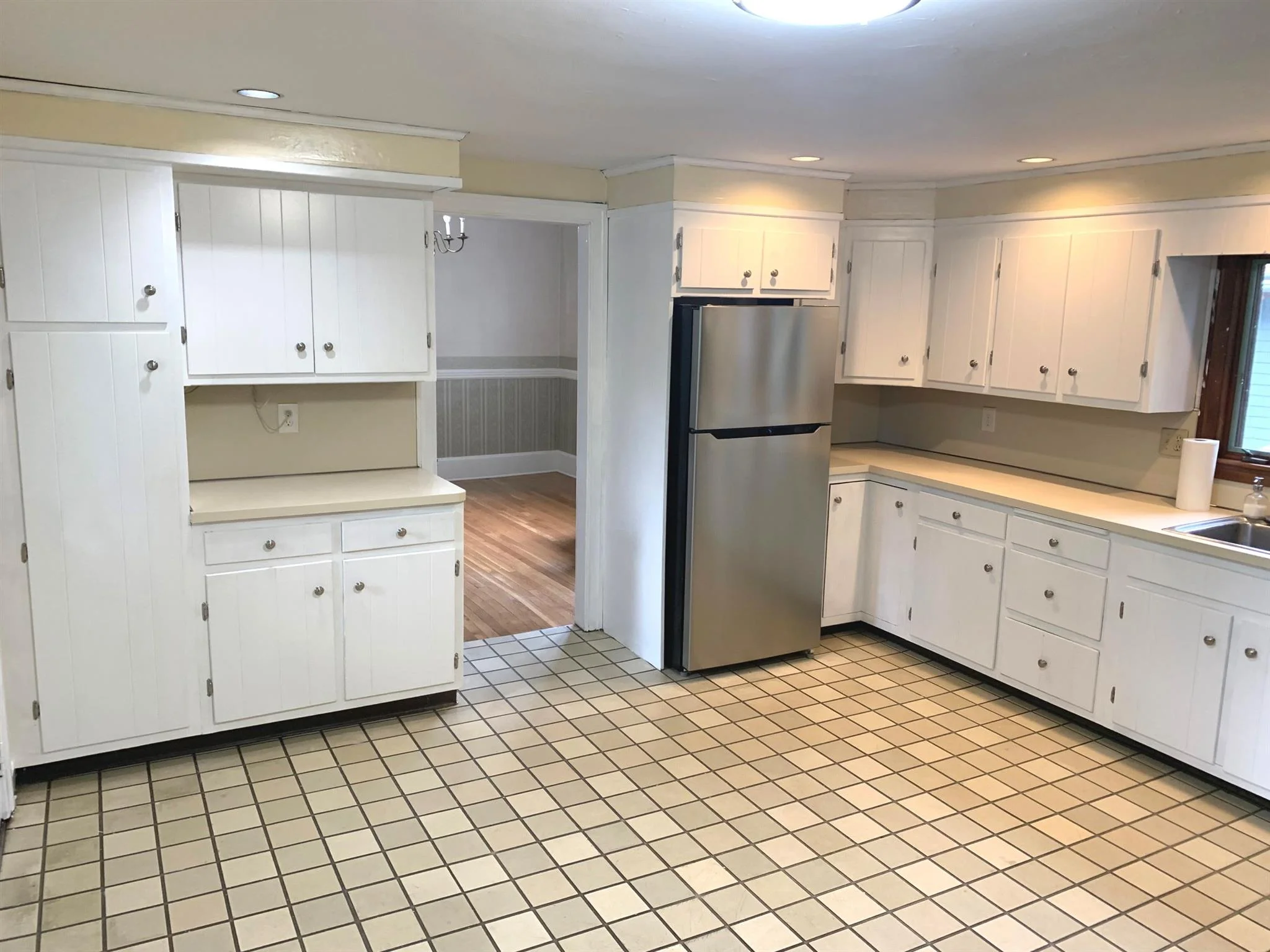 4.5 bed, 2 bath apartment for rent at 53 Oakland St Unit 2, Medford — photo 3 of 11