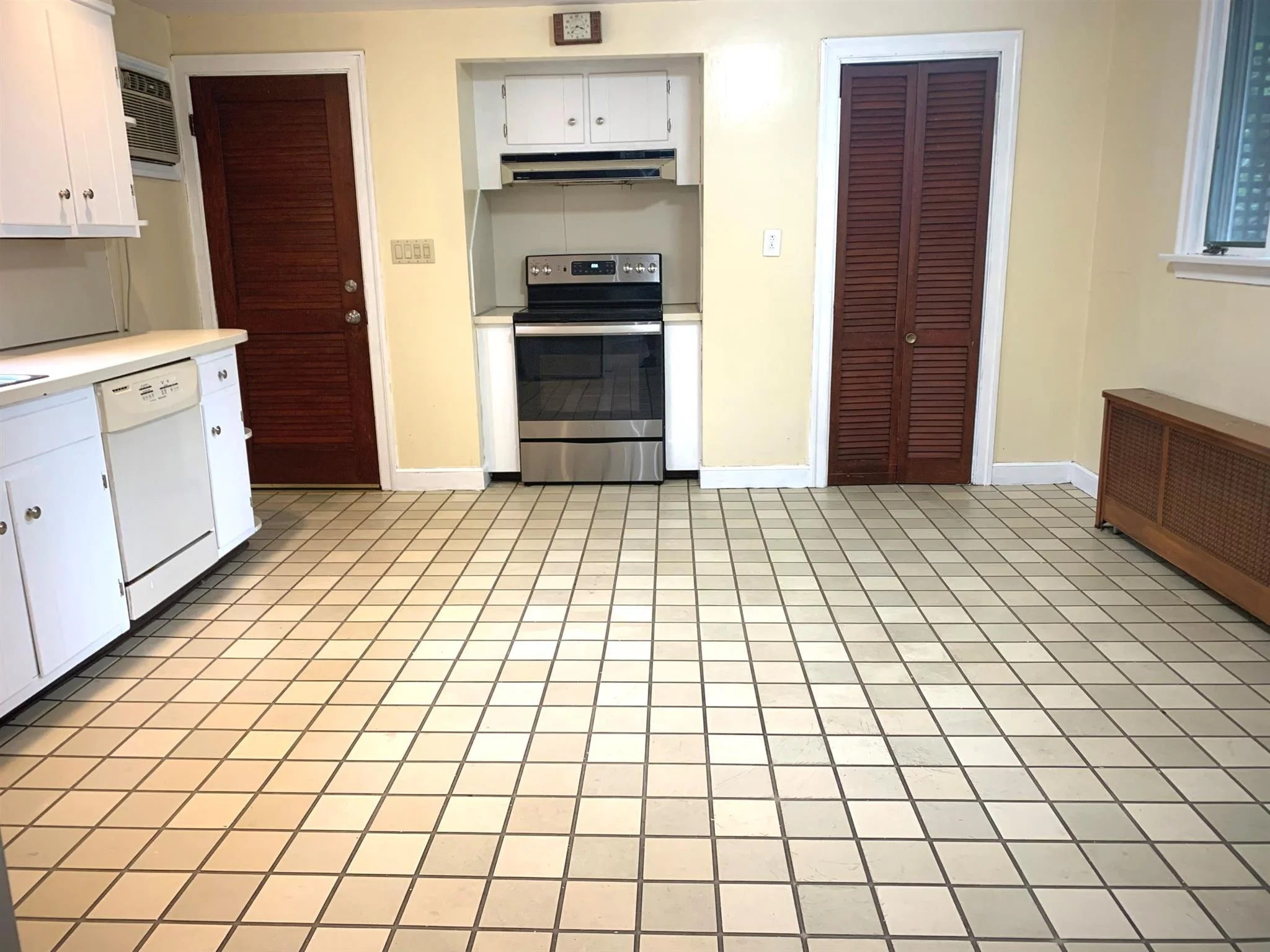 4.5 bed, 2 bath apartment for rent at 53 Oakland St Unit 2, Medford — photo 4 of 11
