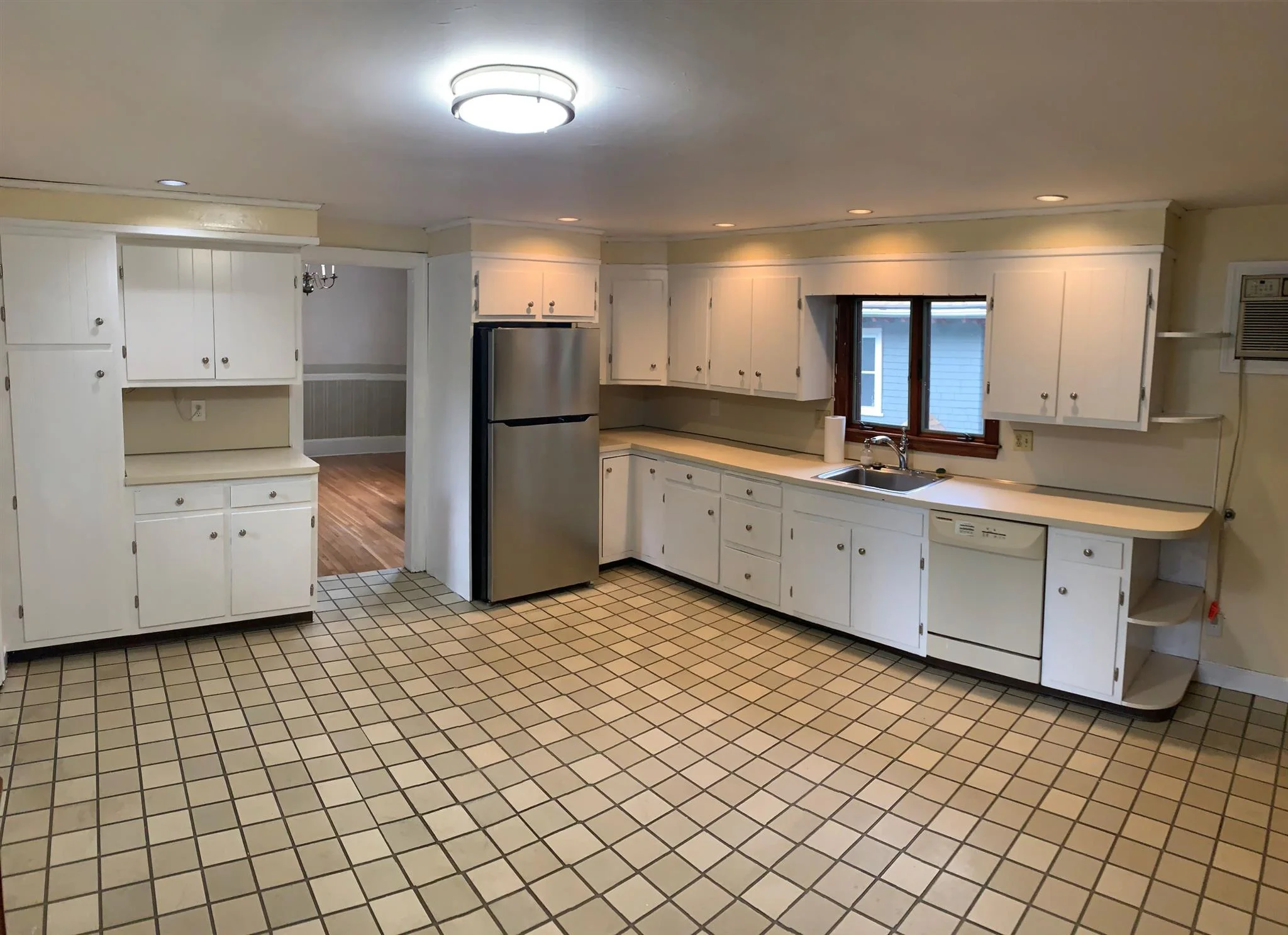 4.5 bed, 2 bath apartment for rent at 53 Oakland St Unit 2, Medford — photo 1 of 11