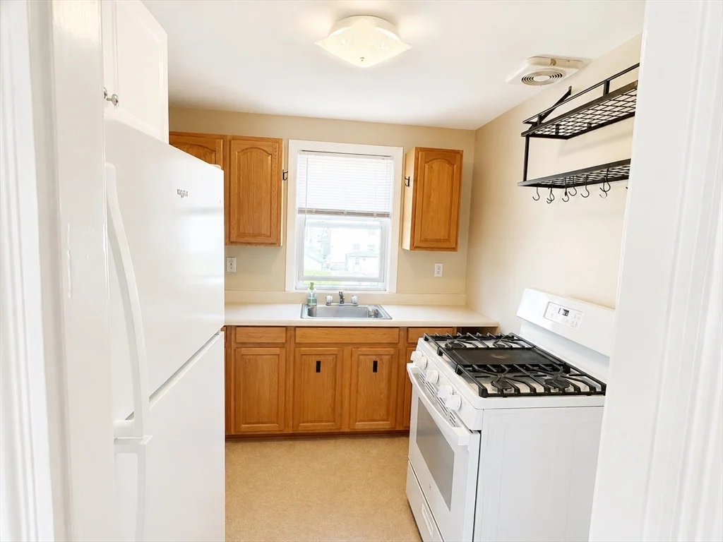 3 bed, 1 bath apartment for rent at 53 Oxford St Unit 3, Fall River — photo 3 of 19