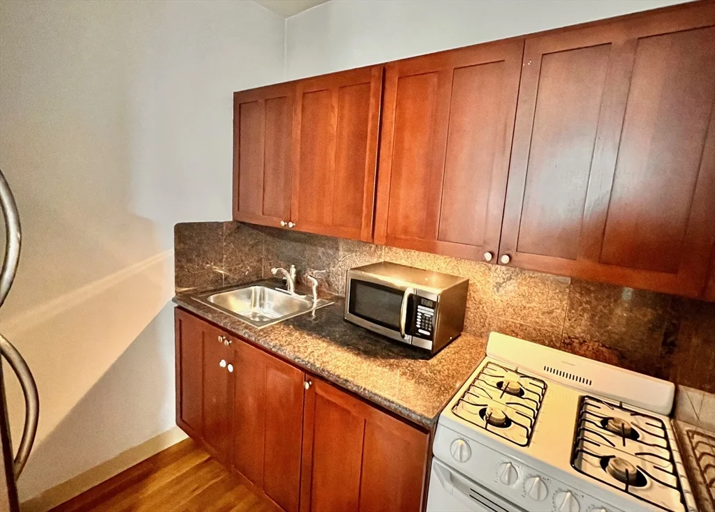 1 bed, 1 bath apartment for rent at 53 Phillips St Unit 53, Beacon Hill — photo 3 of 7