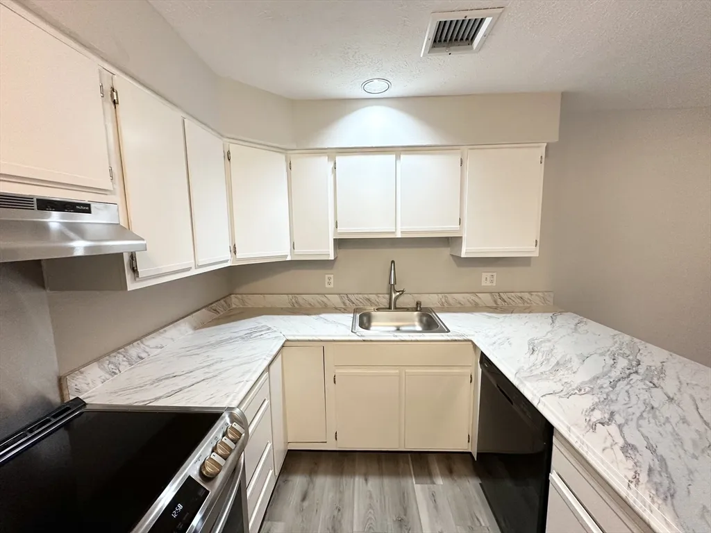 2 bed, 1 bath apartment for rent at 53 Steeplechase Ct Unit 53, Zip 01832 — photo 11 of 21