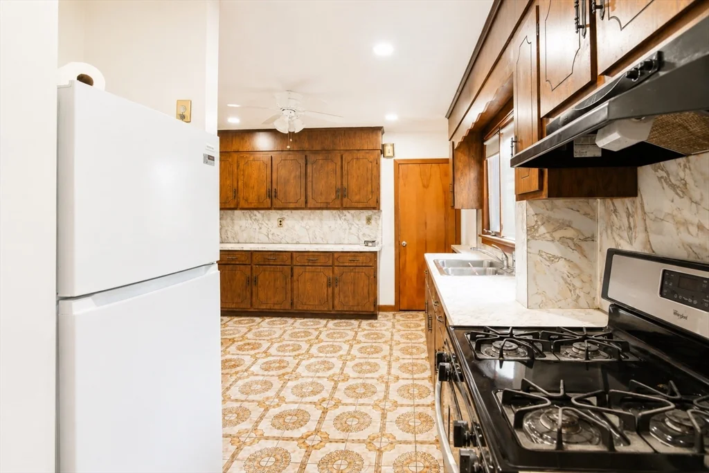 3 bed, 1 bath apartment for rent at 53 Sycamore St Unit 1, Glendale — photo 4 of 16